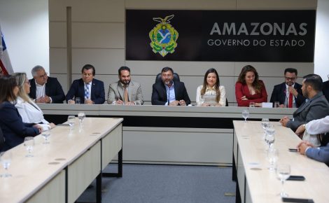 Representantes da Afeam e OAB-AM assinam parceria que amplia acesso ao crédito para advogados e escritórios no Amazonas. (Foto: Diego Peres/Secom)
