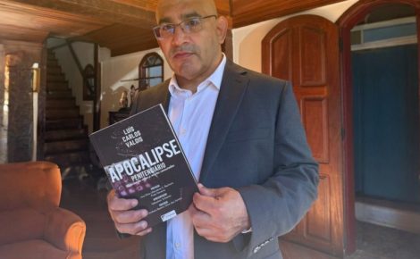 O juiz Luís Carlos Valois exibe o livro 'Apocalipse Penitenciário', que conta a história das vítimas do massacre no Compaj. (Foto: Divulgação)