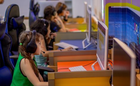 Em 2023, a UNESCO publicou diretrizes para o uso de IA na educação, reforçando a importância da formação docente, da ética e da privacidade
