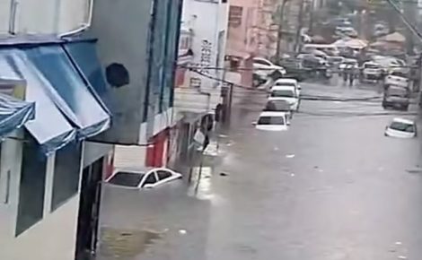 Chuvas provocaram alagamentos e prejuízos em Manaus neste domingo (5/10)