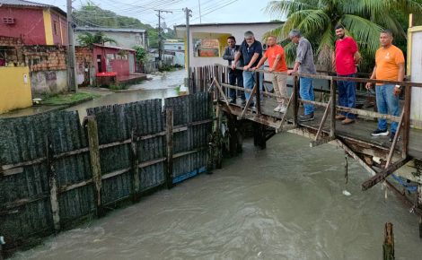 Conselheiro do TCE-AM e equipe técnica vistoria intervenção em igarapé com retirada de resíduos em Manaus
