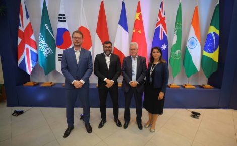 Da esquerda para direita Vicente Araújo; coordenador da iniciativa de bioeconomia do G20; governador Wilson Lima; Rodrigo Rollemberg, do Ministério do Desenvolvimento, Indústria, Comércio e Serviço; e Carina Pimenta do Ministério do Meio Ambiente e Mudanças Climáticas. (Foto: Diego Peres/Secom)