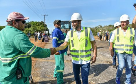 Wilson Lima na vistoria da obra da AM-352. (Foto/ Janailton Falcão e Lucas Silva / Secom)