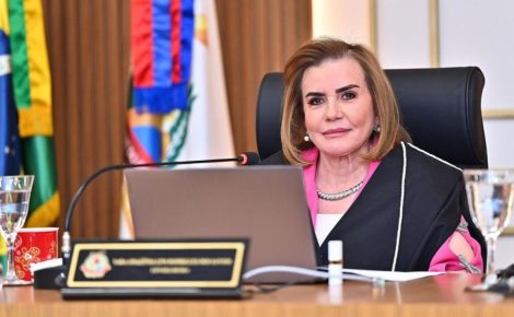 Conselheira Yara Lins sentada à mesa de trabalho durante sessão no Tribunal de Contas do Amazonas