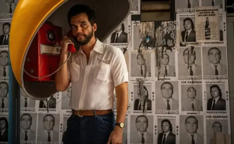 Wagner Moura em cena de “O Agente Secreto”, favorito para representar o Brasil no Oscar 2026.