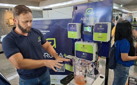 André Golveia Belota, gerente agrícola da Agrega+, demonstra o sistema Sistagri com sensores e painéis eletrônicos que controlam variáveis da hidroponia durante evento de inovação em Manaus.