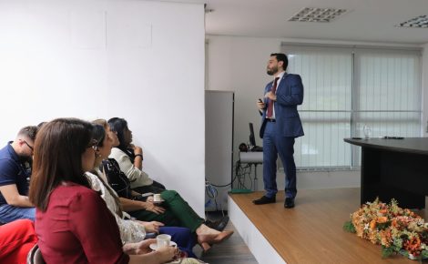 Servidor da CGE-AM apresenta balanço anual em reunião do Dezembro Transparente diante de equipe técnica.