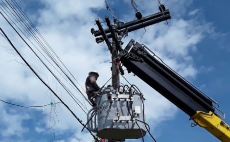 Operário da Amazonas Energia trabalha em linha de alta tensão