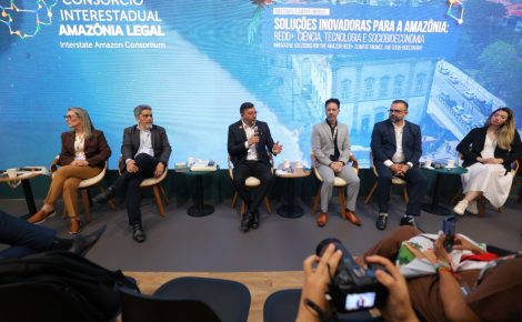 O governador do Amazonas, Wilson Lima, fala durante painel na COP30 em Belém, ao lado de secretários e pesquisadores, no lançamento do Plano Estadual de Bioeconomia e da Política Estadual de Transição Energética.
