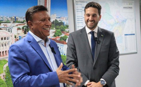 Marcel Alexandre e Patricio Violini sorriem durante reunião na sede da Amazonastur em Manaus.