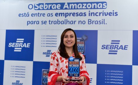 Ananda Carvalho Normando Pessôa, diretora superintendente do Sebrae Amazonas, segura o prêmio “Lugares Incríveis para Trabalhar 2023”, concedido ao Sebrae-AM.