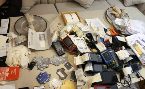 Polícia apreendeu cartões e máquinas que a quadrilha usava  (Foto: Polícia Federal/divulgação)