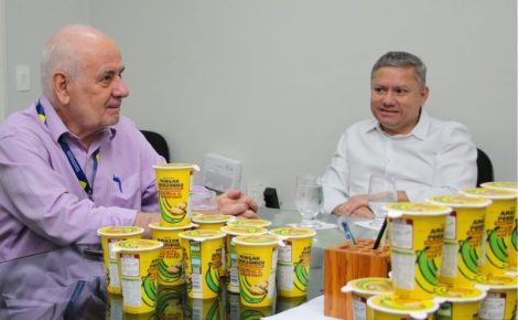 Empresário Vanilson Costa apresenta mingau instantâneo ao secretário da Sedecti, Serafim Corrêa. (Foto: Bruno Leão/Sedecti)