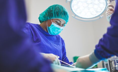 Os procedimentos serão conduzidos por uma equipe de oito cirurgiões urológicos em três salas simultâneas (Foto: Unsplash)