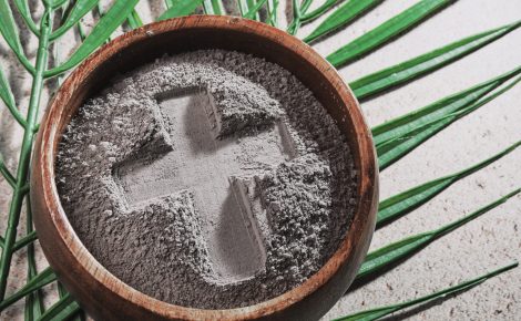A celebração da Quarta-feira de Cinzas tem origem na tradição cristã e está relacionada ao costume bíblico de usar cinzas como sinal de arrependimento. (Foto: repdorução).