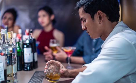 O consumo de álcool e seus efeitos vão além do momento de descontração, impactando significativamente a qualidade do sono, o desempenho físico e a produtividade no trabalho.​ (Foto: reprodução).