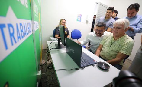 Governador Wilson Lima acompanha teleconsulta realizada por idoso em sala de Telessaúde no Caimi Ada Rodrigues.