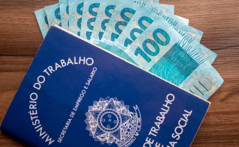 O salário-mínimo em 2025 está fixado em R$ 1.518, mas será que esse valor é suficiente para cobrir as despesas básicas de uma família no Amazonas? (Foto: José Cruz/Agência Brasil).