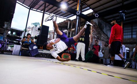 Dançarino de breaking executa movimento acrobático durante batalha de hip hop em Manaus.