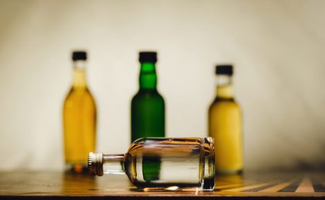 Cartilha que mostra os sete erros mais comuns nas bebidas falsificadas ou contrabandeadas e ensina como reconhecê-los no momento da compra