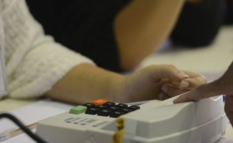 Imagem de eleitor votando com biometria, sistema introduzido na eleição de 2018