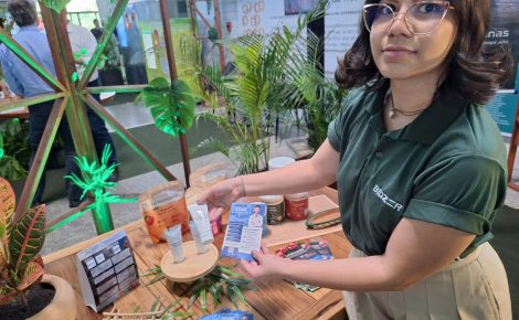 Isabela Campos, analista de projetos da Biozer, segura o gel cicatrizante em fase de testes clínicos