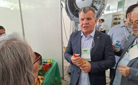 O superintendente da Suframa, Bosco Saraiva, visita estandes da 2ª Feira de Empreendimentos e Negócios do Distrito Agropecuário