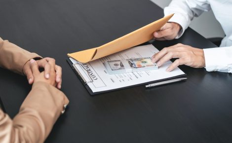 Executivos analisam estratégias de compliance e gestão de riscos para prevenir fraudes corporativas, conforme alerta pesquisa da PwC