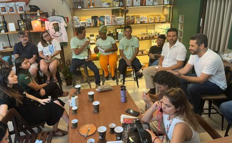Roda de conversa sobre bioeconomia na Bem Cafeinado com produtores, empreendedores e representantes de iniciativas da Amazônia durante a COP30.
