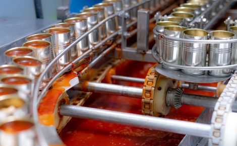 IA otimiza processos produtivos, reduz custos e melhora a segurança alimentar no setor.