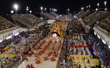 Após os desfiles no Sambódromo de Manaus, fantasias e alegorias são deixadas nas ruas próximas. (Foto: Divulgação)