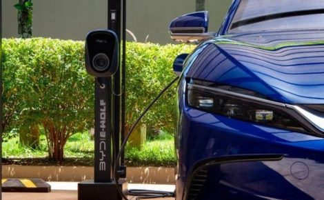 Apesar de terem um custo inicial 41% mais alto que os modelos a gasolina, a economia no consumo de energia é considerável. 
(Foto: Divulgação BYD)