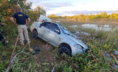 Carro saiu da pista e caiu em lago (PRF/divulgação - 3/abr/2022)