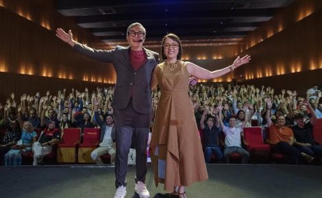 Carlos e Gisele Oshiro, sorridentes e de braços abertos no palco do Teatro ICBEU, diante de uma plateia lotada, celebram o sucesso da palestra “O poder dos chatos” e “Nada fora do lugar”, realizada em Manaus.