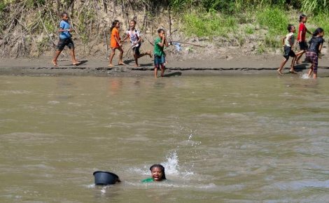 centenas-de-criancas-atravessam-diariamente-o-rio-kemp-welch-em-papua-nova-guine-para-chegar-a-escola-1781595655591_v2_900x506