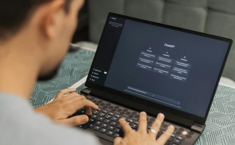 Homem digitando em um laptop com a interface do ChatGPT visível na tela, representando o uso da inteligência artificial no Brasil