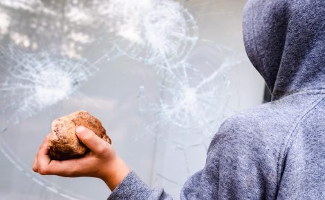 Penas mais duras para crimes cometidos em escolas são aprovadas no Senado.