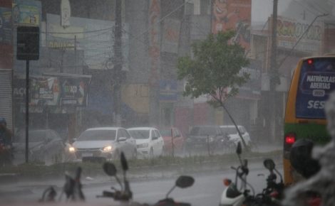 Na zona Leste, além de enfrentarem riscos de deslizamento de terra, chuva deixa trânsito lento por causa das ruas alagadas pela falta de infraestruura adequada (Foto: Reprodução)