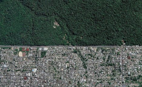 Imagem aérea de Manaus registrada pelo Google Earth e Maxar Technologies, organizado por Adriano Liziero (@geopanoramas)