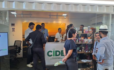 Expositores e visitantes no estande do Cide durante apresentação de produtos de startups.