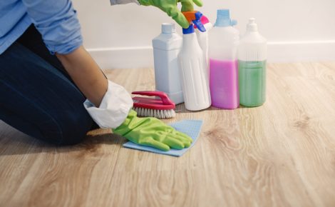 Produtos de limpeza combinados sem orientação podem liberar substâncias tóxicas e causar intoxicação.