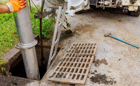 Sem infraestrutura adequada, esgoto clandestino contamina rios e amplia riscos sanitários em Manaus.