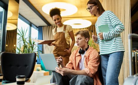 Jovens profissionais da geração Z priorizam propósito, flexibilidade e aprendizado no ambiente de trabalho.