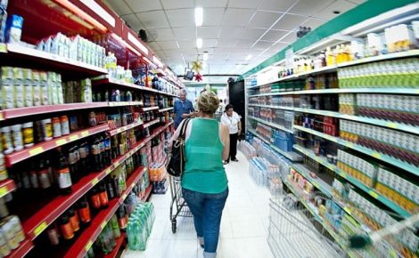 Consumidor em loja de Manaus