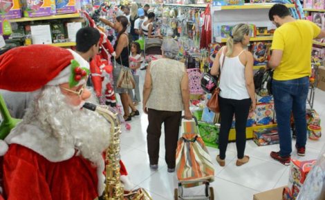 Consumidores circulam no comércio popular de Manaus impulsionados pelo pagamento do 13º salário e lojas abertas