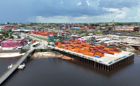 Terminal portuário em Manaus com contêineres movimentando cargas do comércio exterior do Amazonas