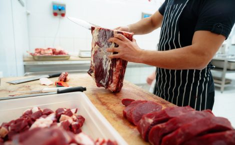 Cortes de carne bovina expostos em açougue, representando o aumento do consumo no Brasil em 2025.
