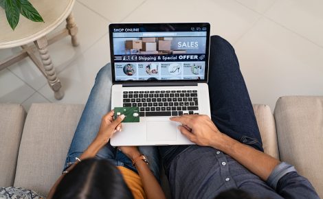 Promoções tentadoras e senso de urgência são técnicas usadas por golpistas em fraudes de compras online.