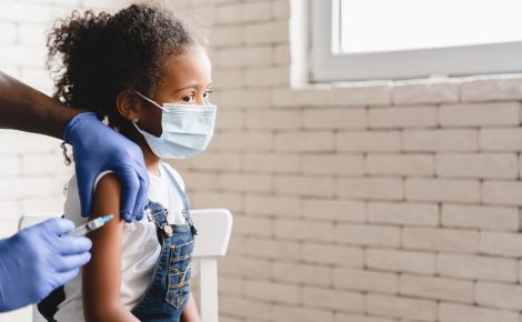 Crianças pequenas estão entre as mais afetadas pela meningite.
