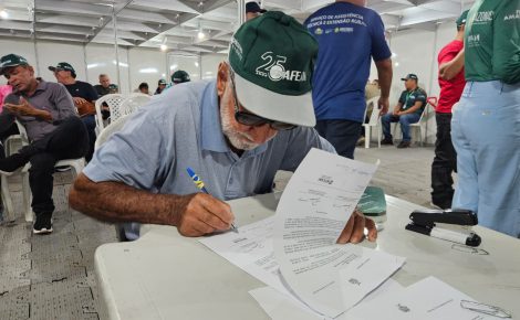Produtor rural assina contrato de financiamento da Afeam em ação de crédito no interior do Amazonas